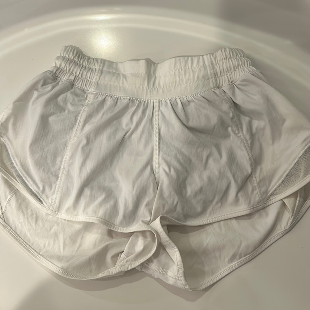 lululemon low rise 2.5” hotty hot shorts - size 0 - good condition - no stains